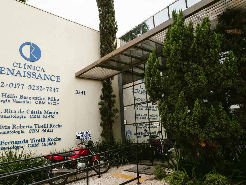 Placa da Clínica Renaissance na fachada, listando os médicos e os telefones da clínica